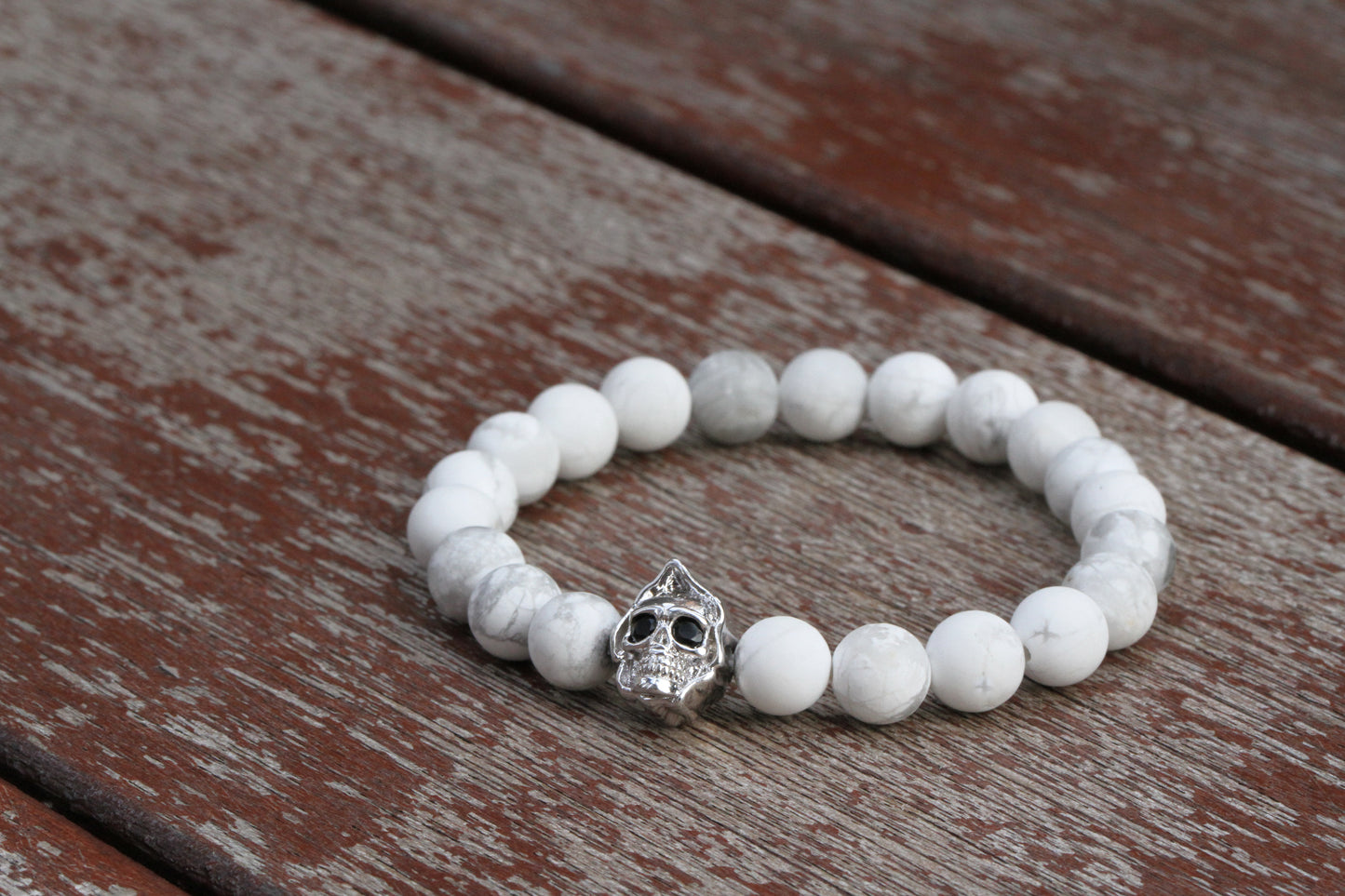 Pulsera de calavera con cuentas de howlita blanca mate de 8 mm 